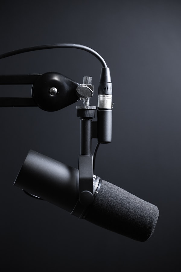 Mikrofon und Kopfhörer in einem professionellen Video-Podcast Studio